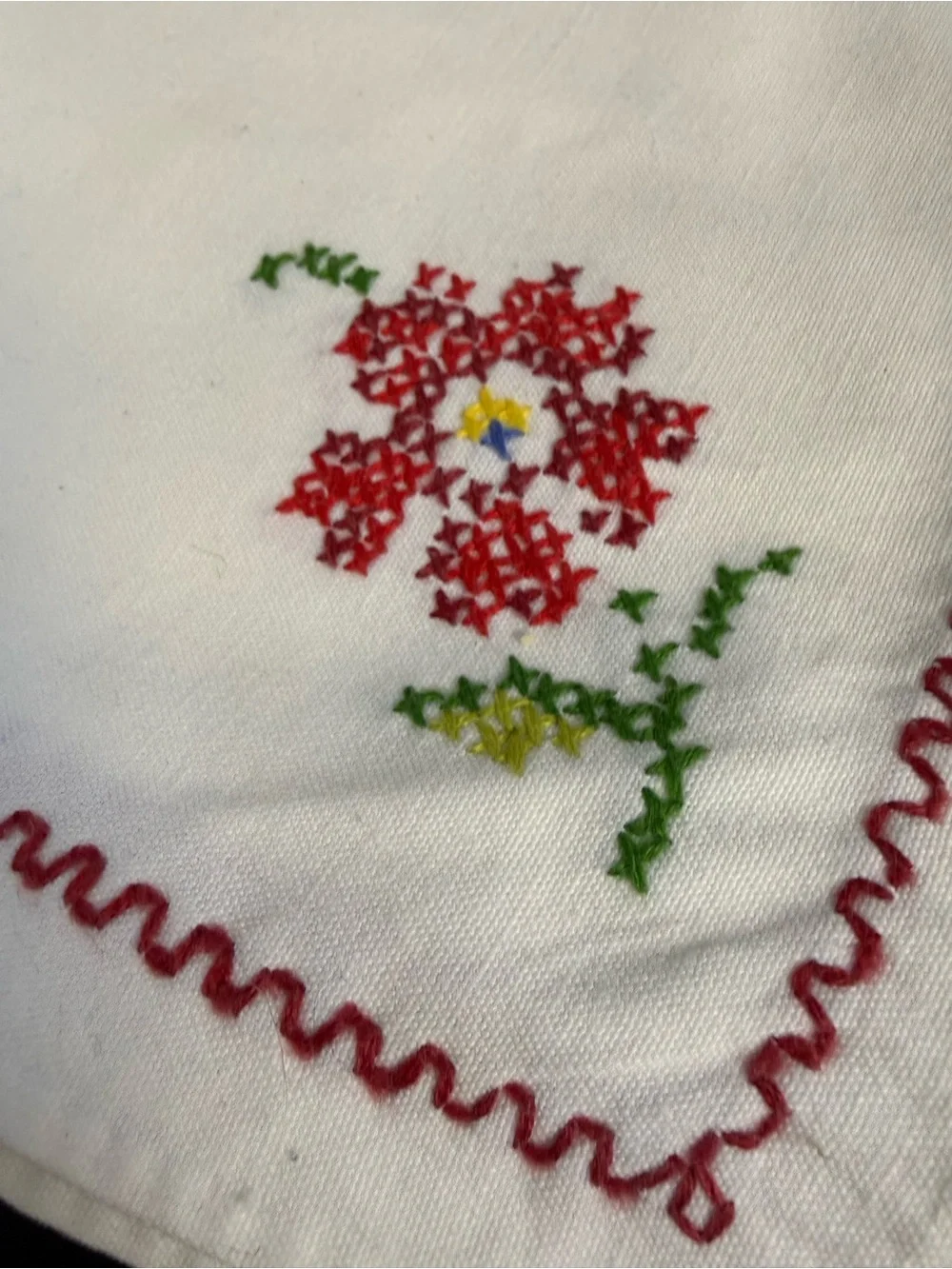 Vintage Embroidered Floral  Linen Napkins set of 4 - Red & Green Detail Vintage
